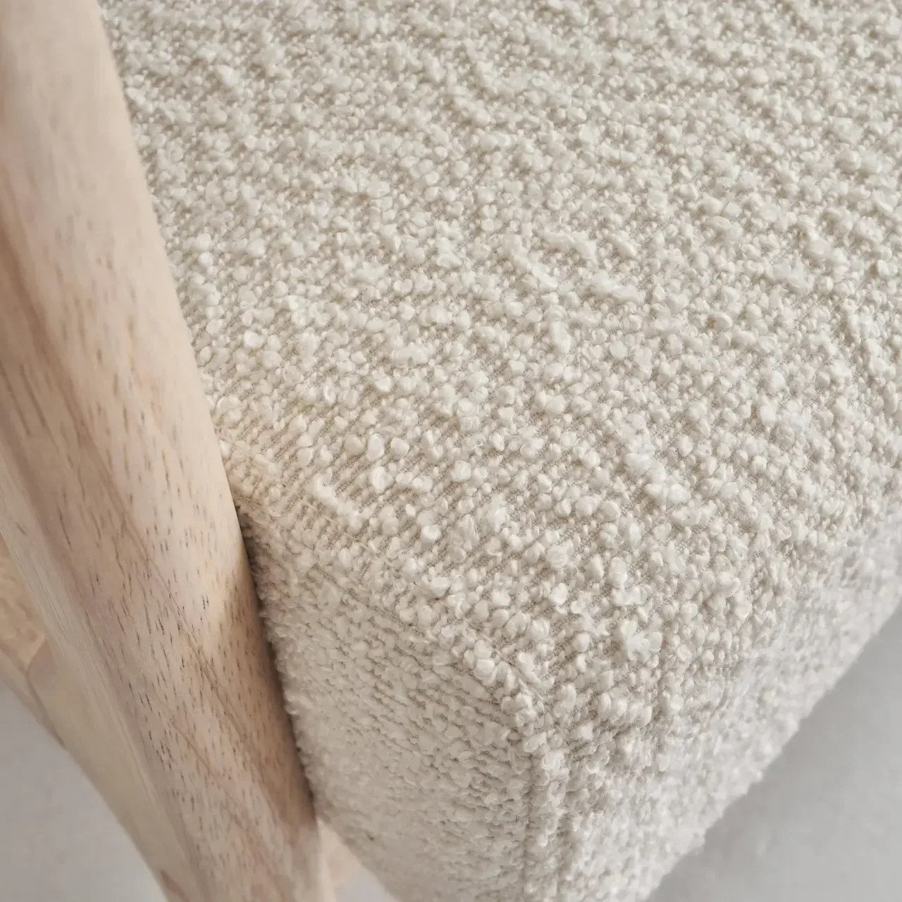 Fauteuil scandinave bois hévéa assise bouclette texturée beige confort