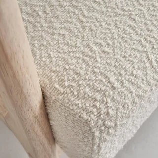 Fauteuil scandinave bois hévéa assise bouclette texturée beige confort