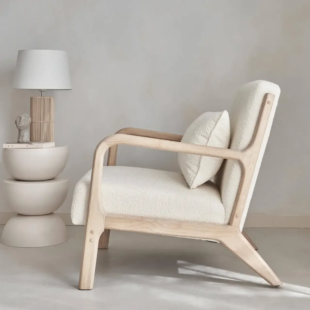 Fauteuil scandinave bois hévéa assise bouclette texturée beige confort