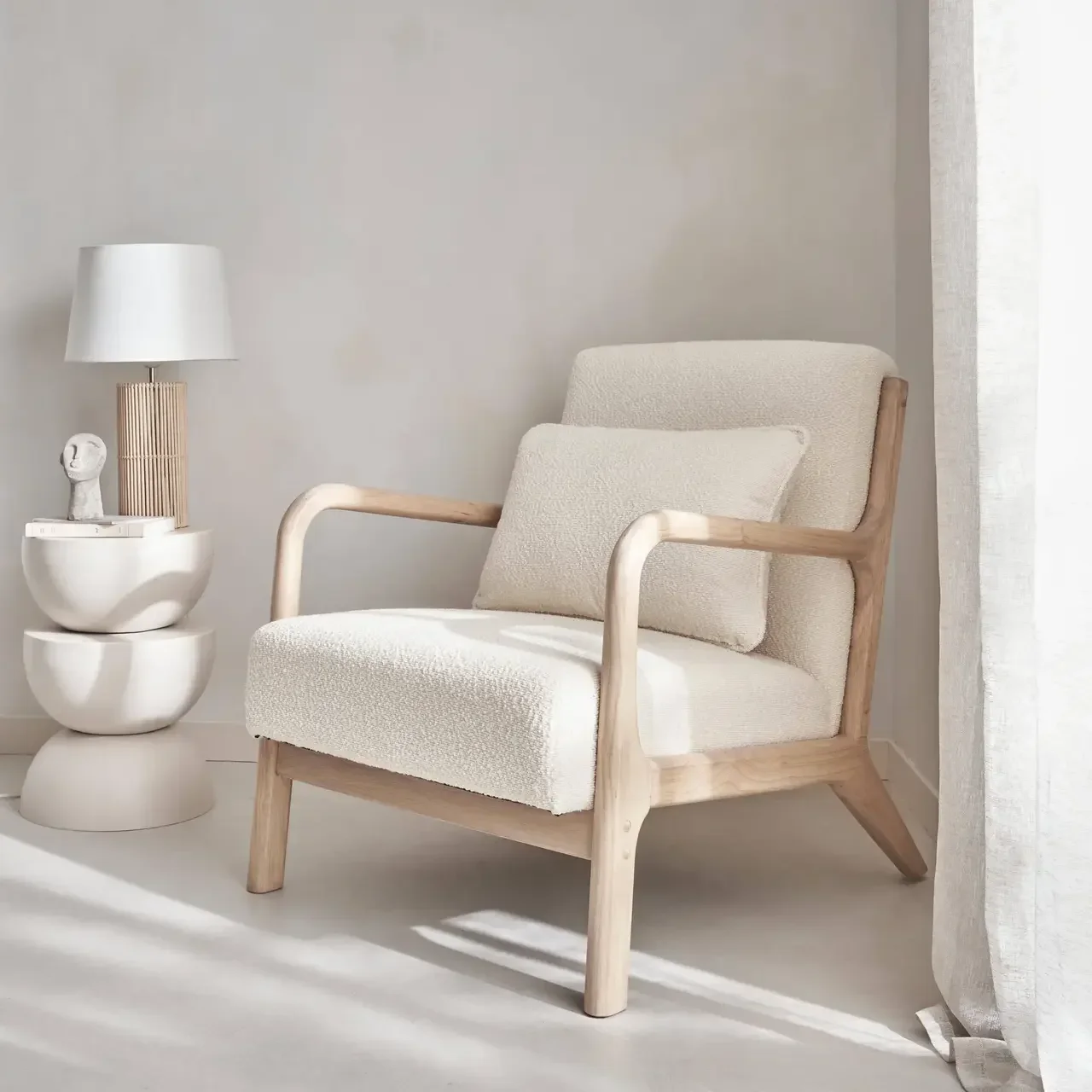 Fauteuil scandinave bois hévéa assise bouclette texturée beige confort