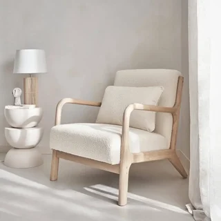 Fauteuil scandinave bois hévéa assise bouclette texturée beige confort