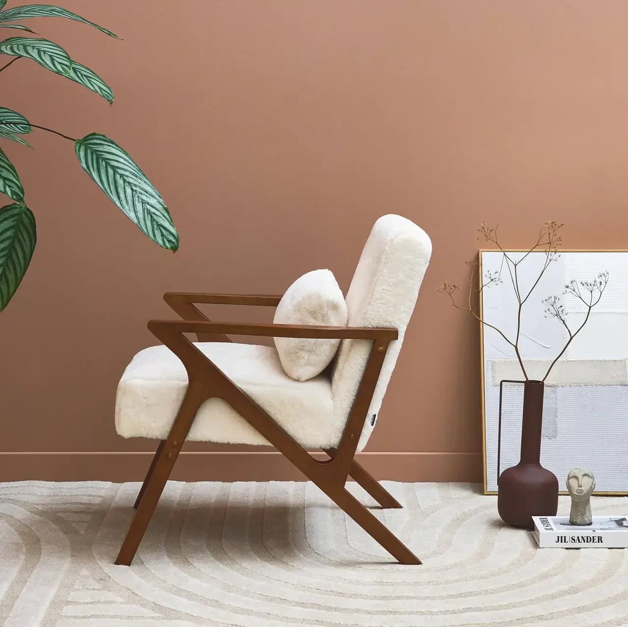 Fauteuil nordique hévéa noyer assise fausse fourrure douce