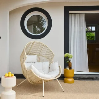 Fauteuil œuf de jardin Salenza en résine tressée et acier avec coussin confortable