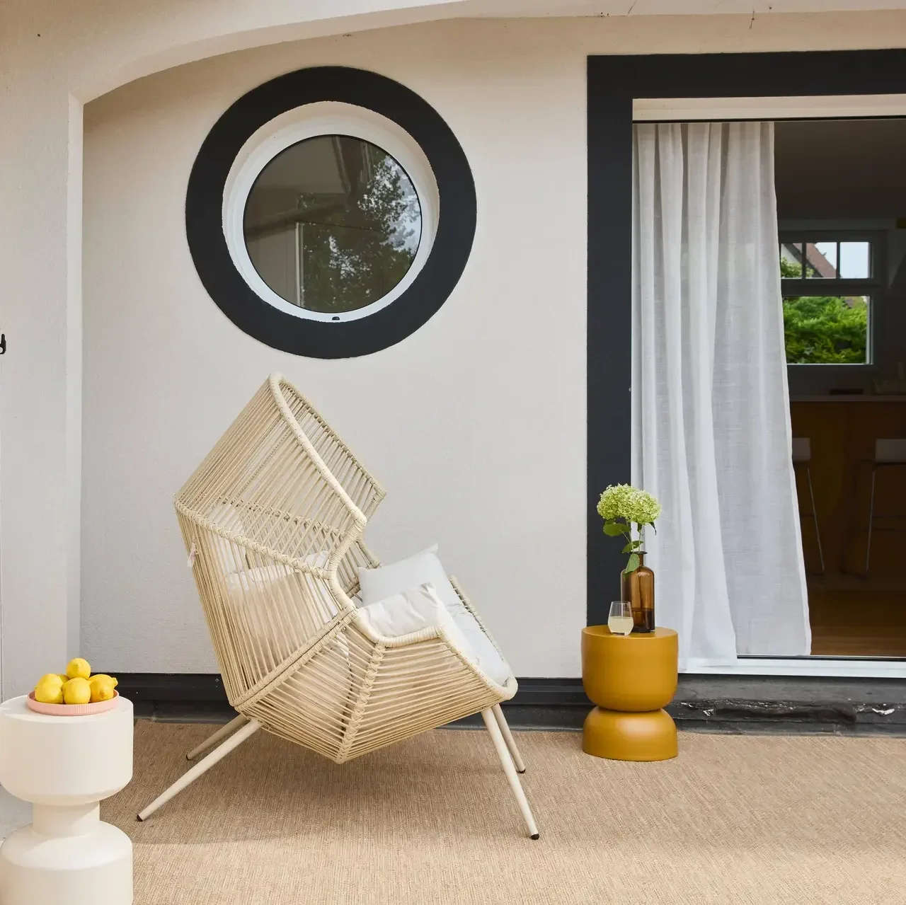 Fauteuil œuf de jardin Salenza en résine tressée et acier avec coussin confortable