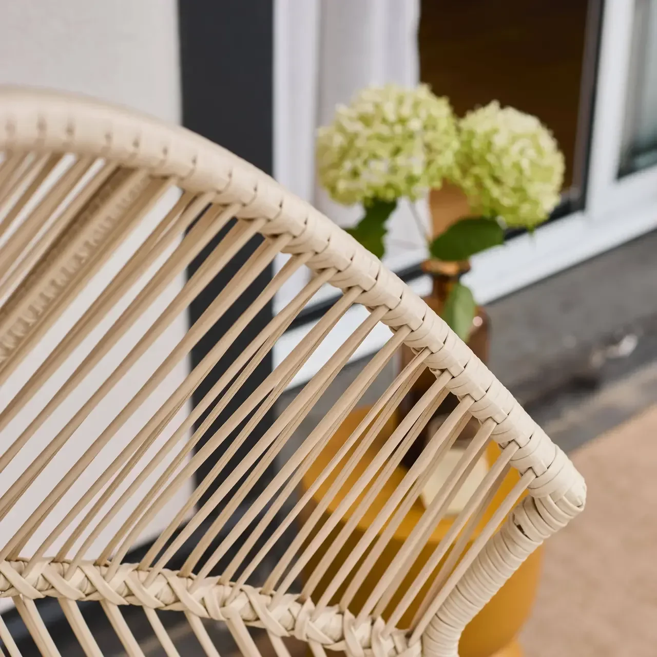 Fauteuil œuf de jardin Salenza en résine tressée et acier avec coussin confortable