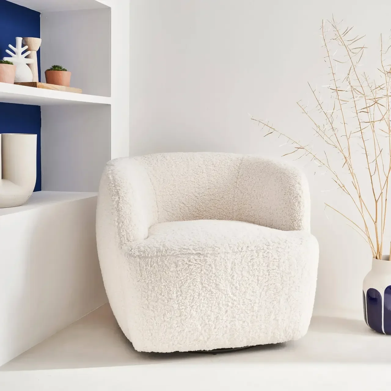 Fauteuil pivotant LAYA en tissu bouclette doux et métal noir