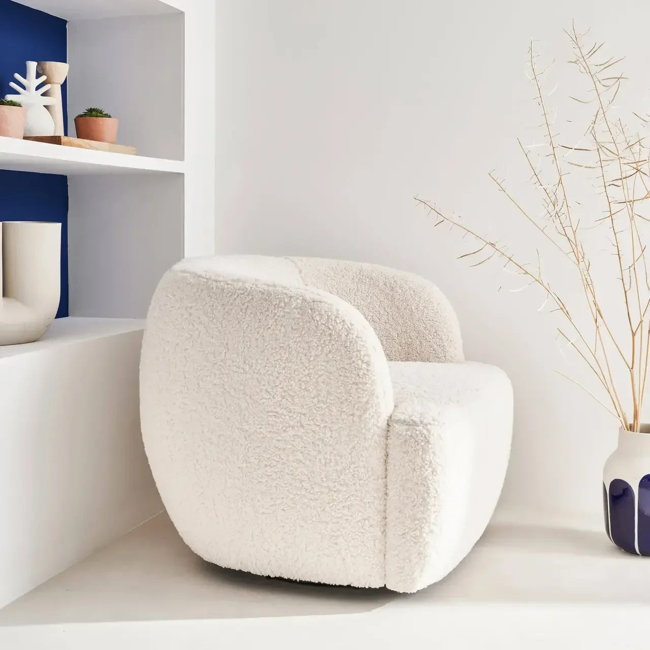 Fauteuil pivotant LAYA en tissu bouclette doux et métal noir
