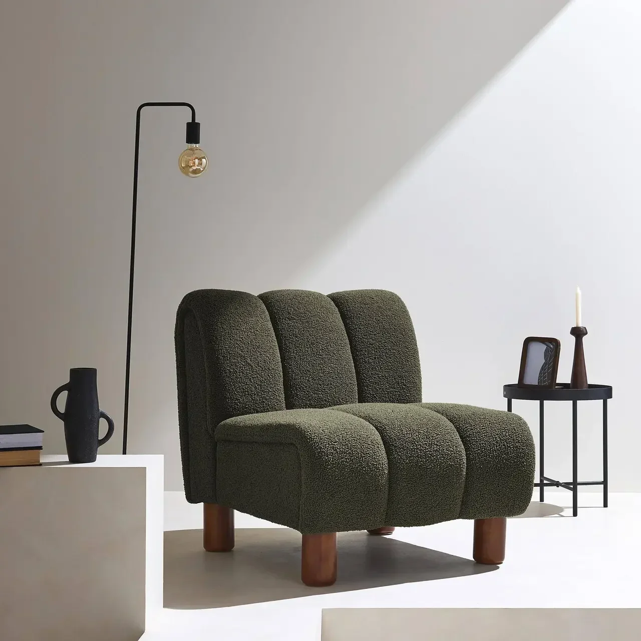 Fauteuil relax arrondi Angel bois hévéa et tissu bouclette texturé
