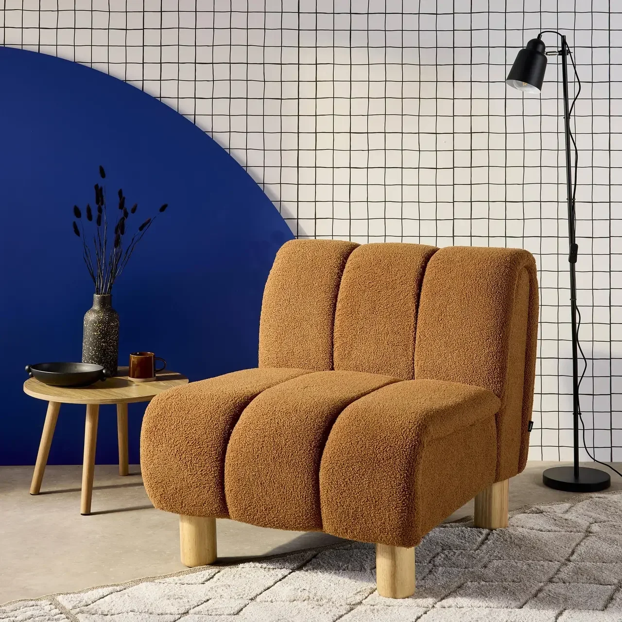Fauteuil relax arrondi Angel bois hévéa tissu bouclette beige