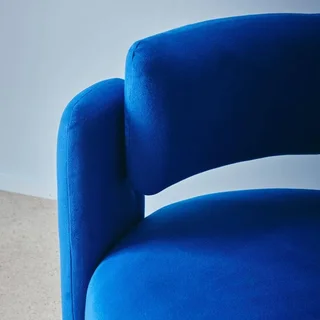 Poltrona escandinava 3 pés Mellow azul feltro design moderno