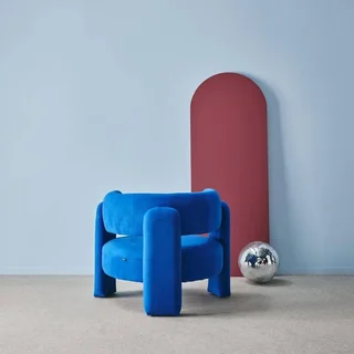 Poltrona escandinava 3 pés Mellow azul feltro design moderno