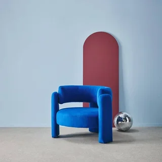 Poltrona escandinava 3 pés Mellow azul feltro design moderno