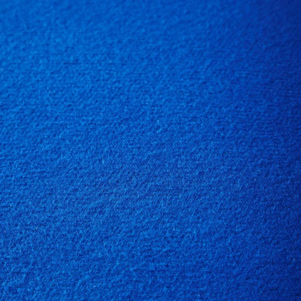 Poltrona escandinava 3 pés Mellow azul feltro design moderno