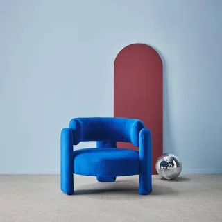 Poltrona escandinava 3 pés Mellow azul feltro design moderno