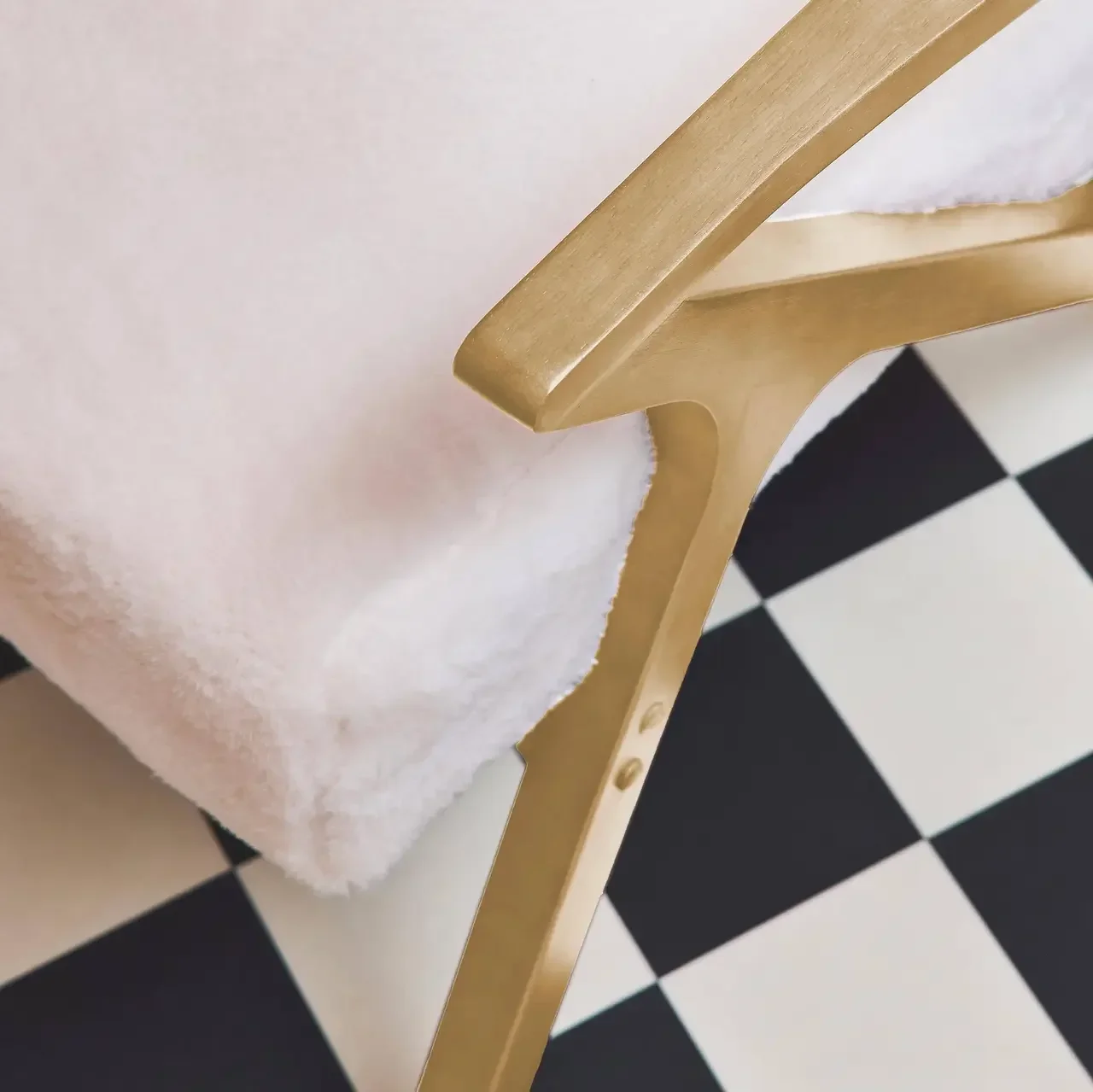 Fauteuil scandinave hévéa simili fourrure gris confort cocooning