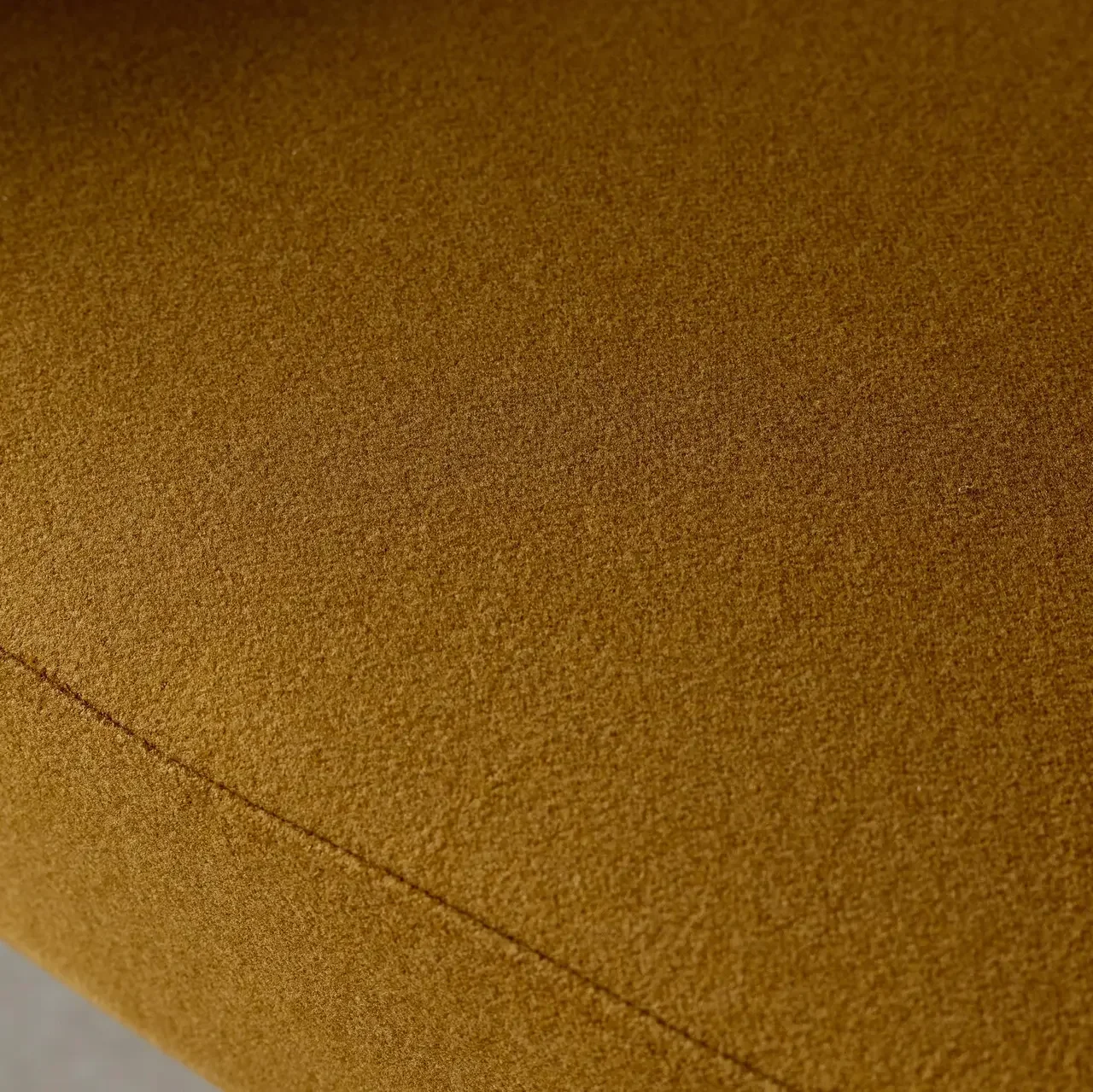 Fauteuil tissu dossier cintré piétement métallique Cristo