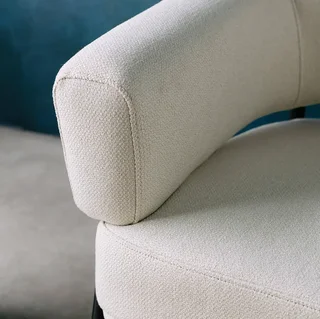 Fauteuil design Cristo tissu coloré dossier cintré confort salon