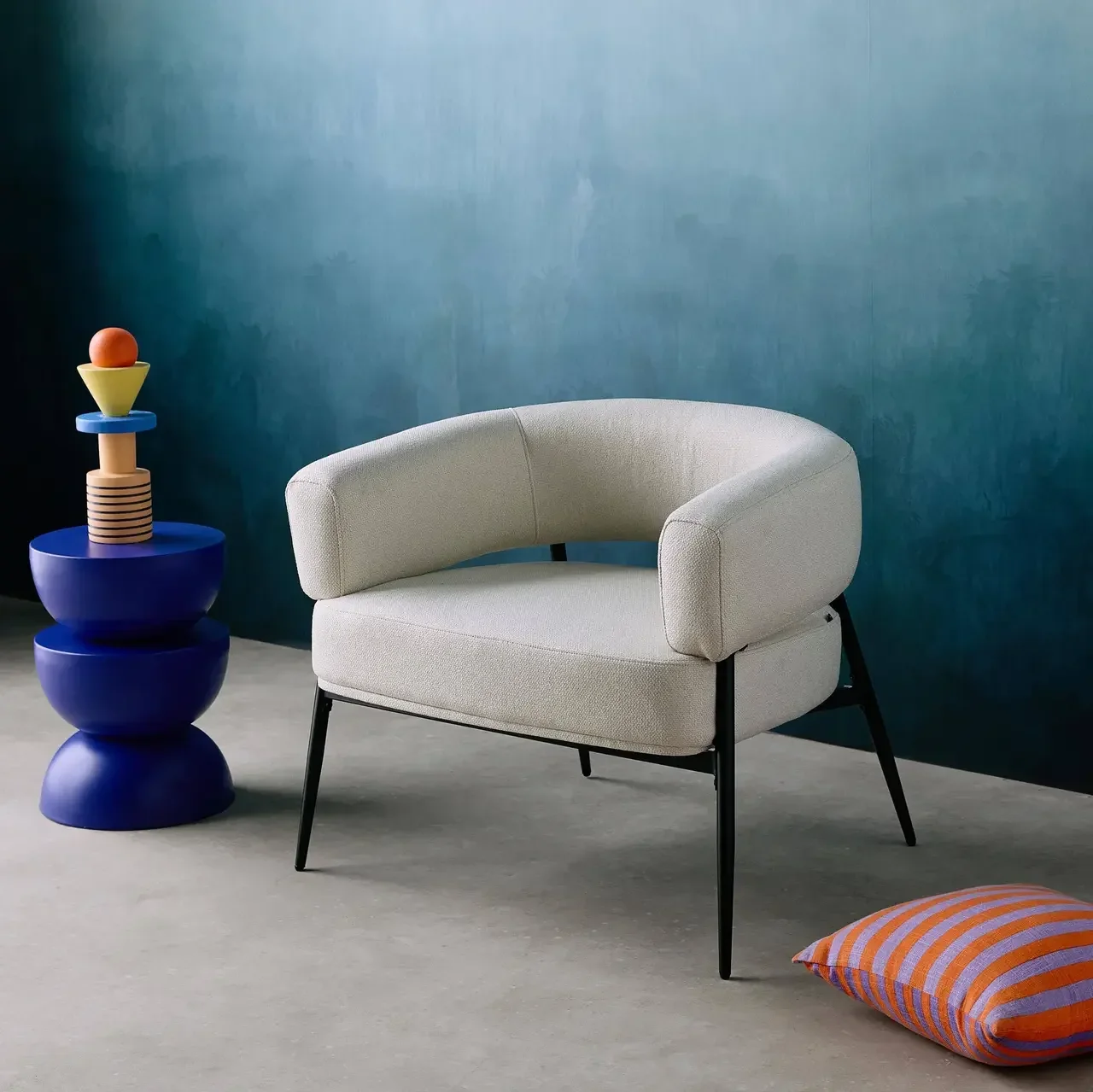 Fauteuil design Cristo tissu coloré dossier cintré confort salon
