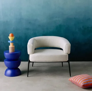 Fauteuil design Cristo tissu coloré dossier cintré confort salon