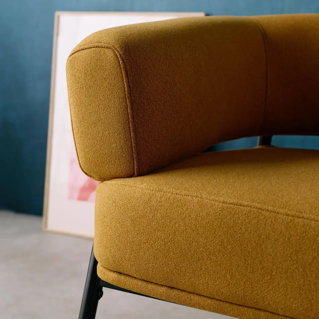 Fauteuil tissu dossier cintré piétement métallique Cristo