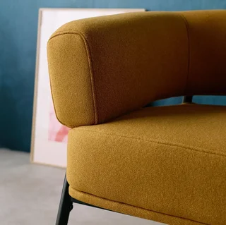 Fauteuil tissu dossier cintré piétement métallique Cristo