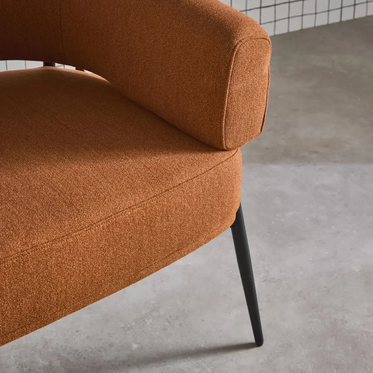 Fauteuil Cristo tissu dossier cintré piétement métallique contemporain