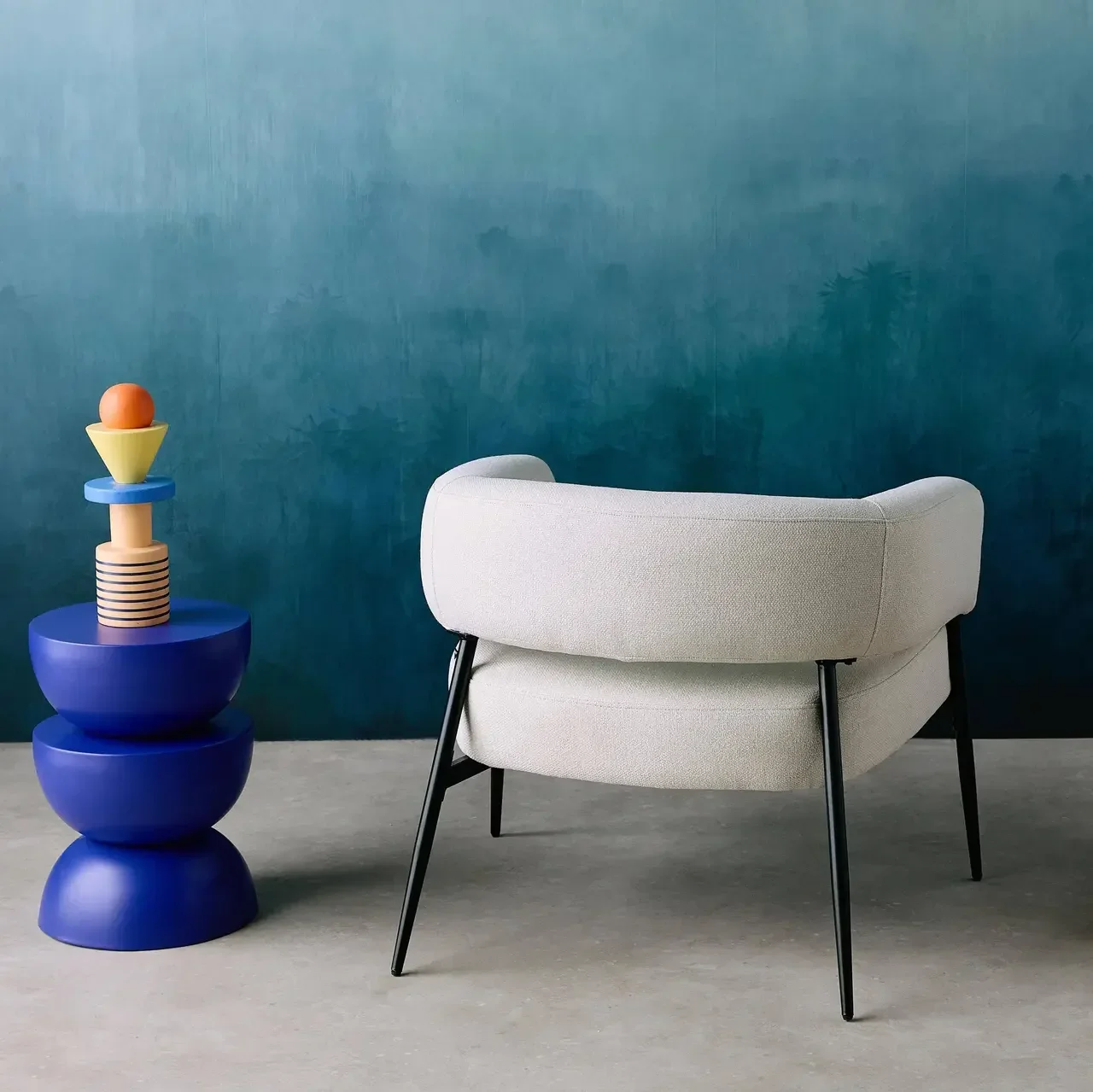 Fauteuil design Cristo tissu coloré dossier cintré confort salon