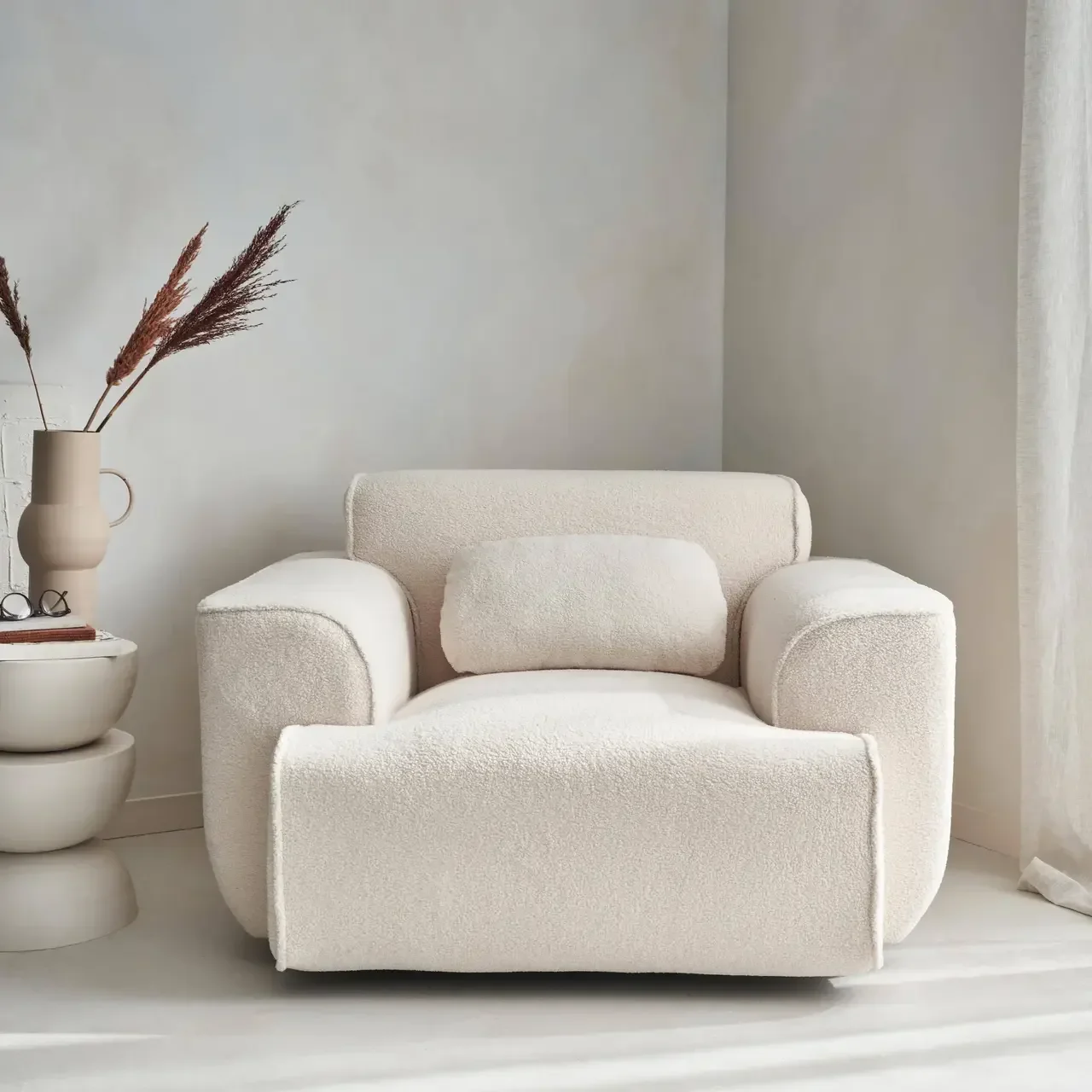Fauteuil design en tissu bouclette crème - Collection Wallas
