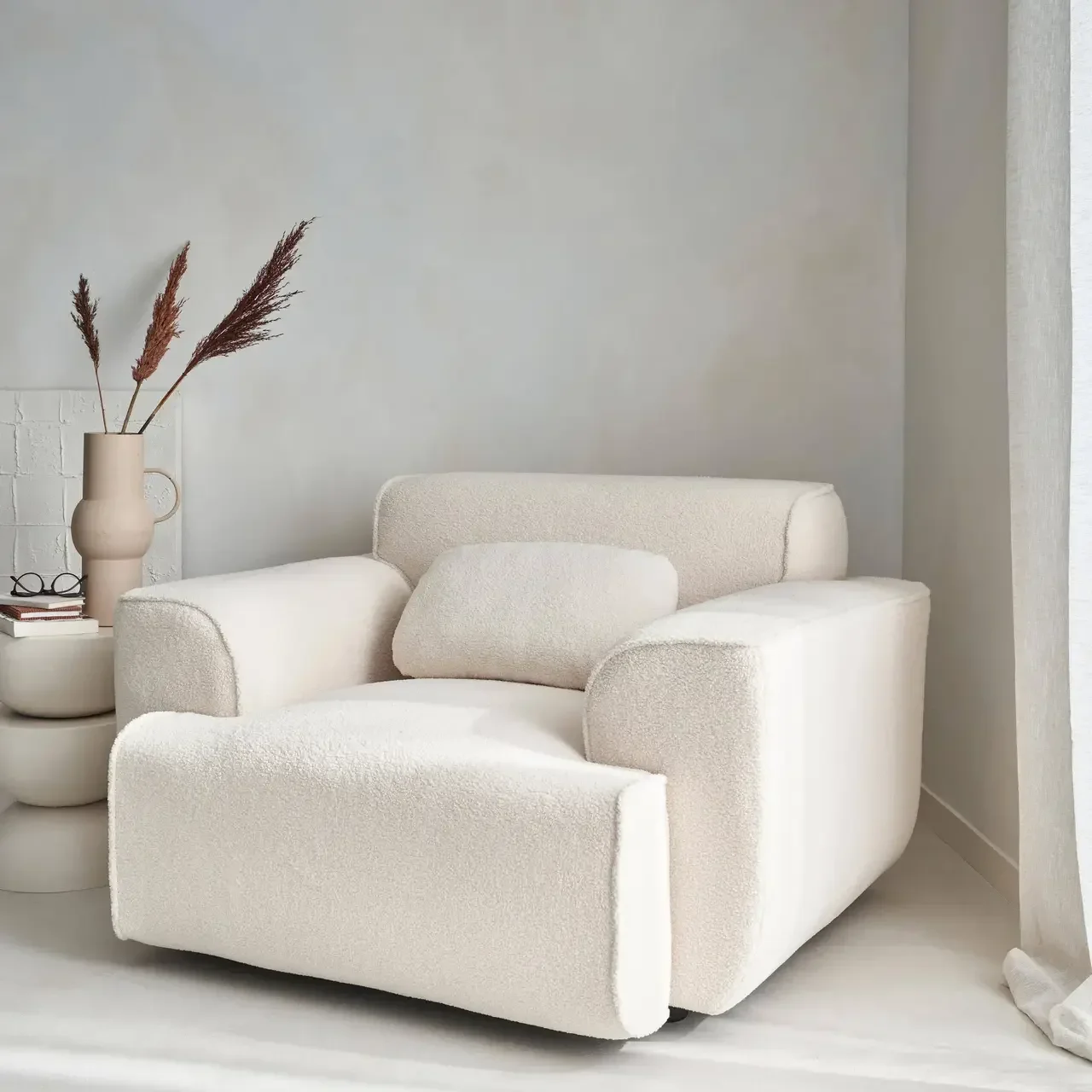 Fauteuil design en tissu bouclette crème - Collection Wallas