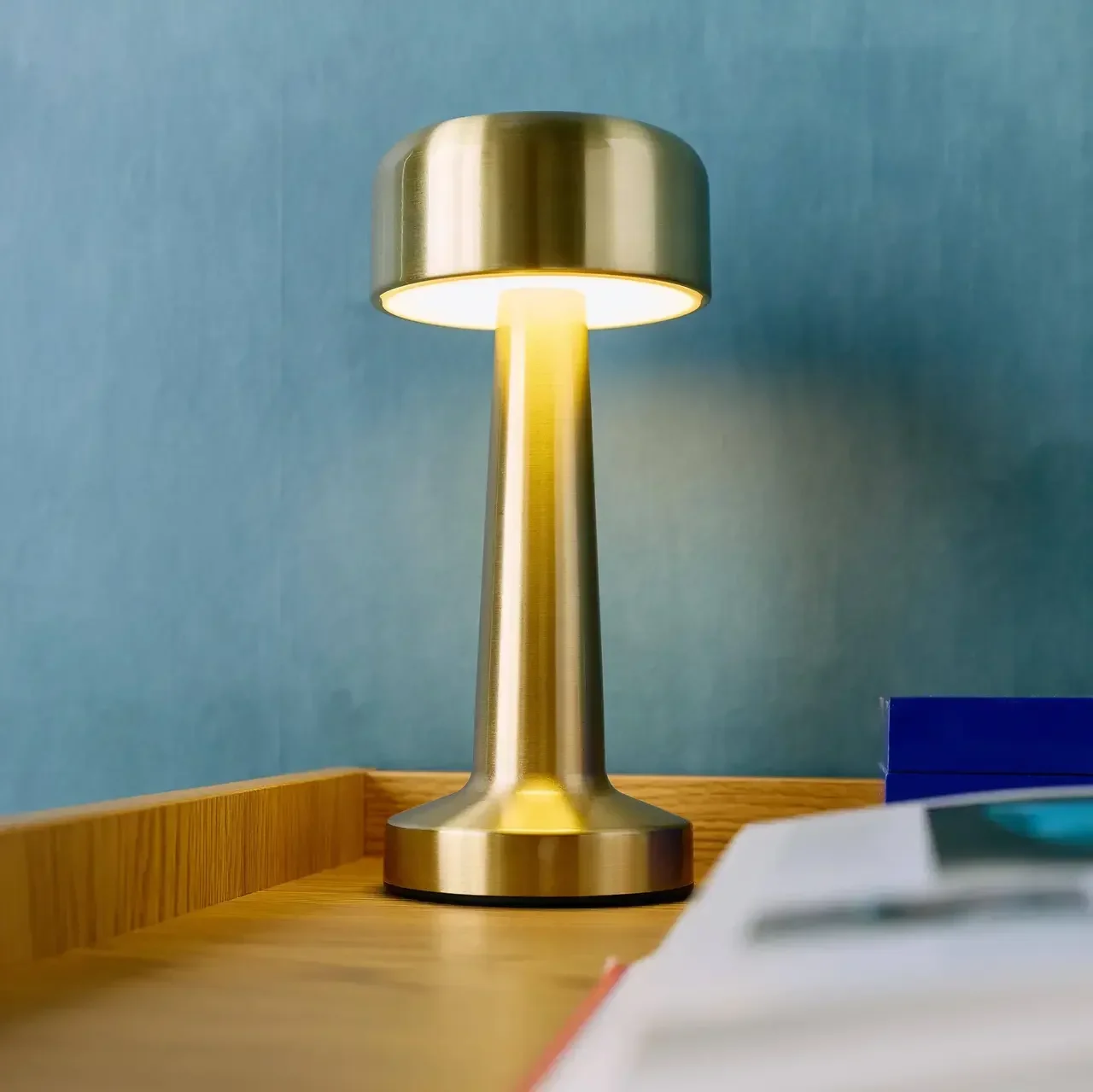 Lampe LED dorée cylindrique Ø9 cm avec port USB pour salon