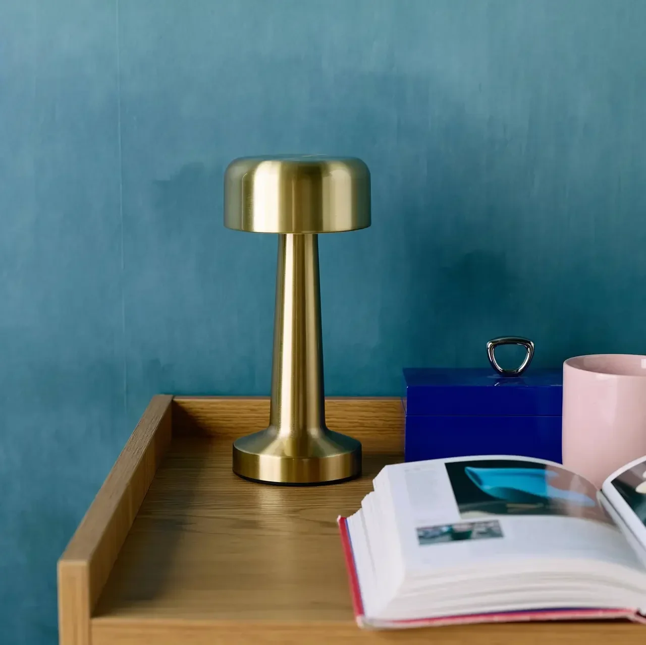 Lampe LED dorée cylindrique Ø9 cm avec port USB pour salon