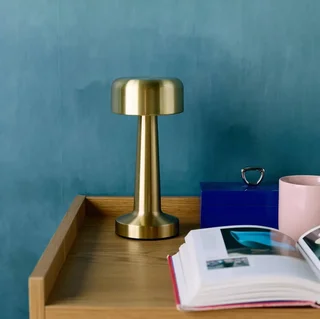 Lampe LED dorée cylindrique Ø9 cm avec port USB pour salon