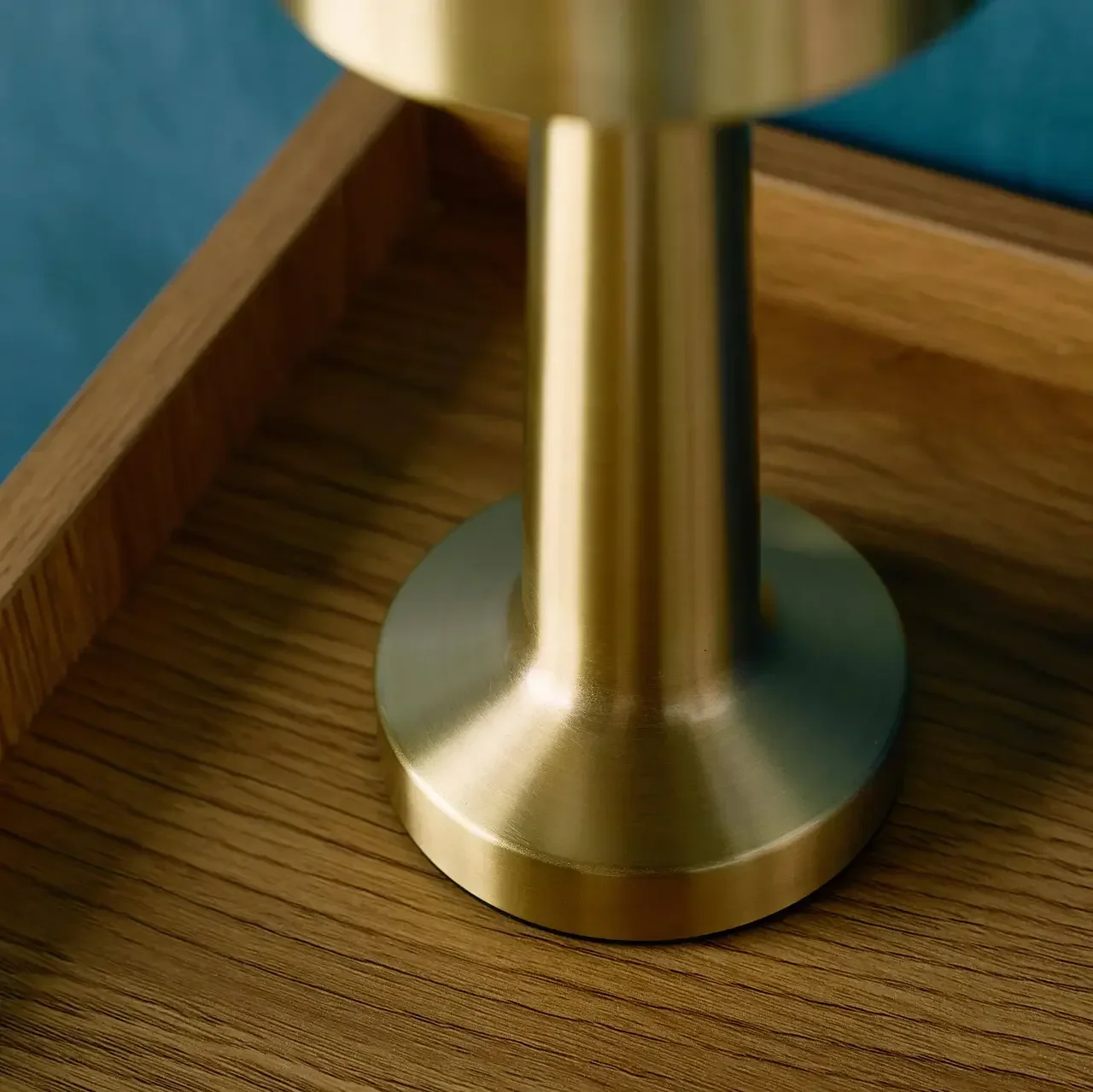 Lampe LED dorée cylindrique Ø9 cm avec port USB pour salon