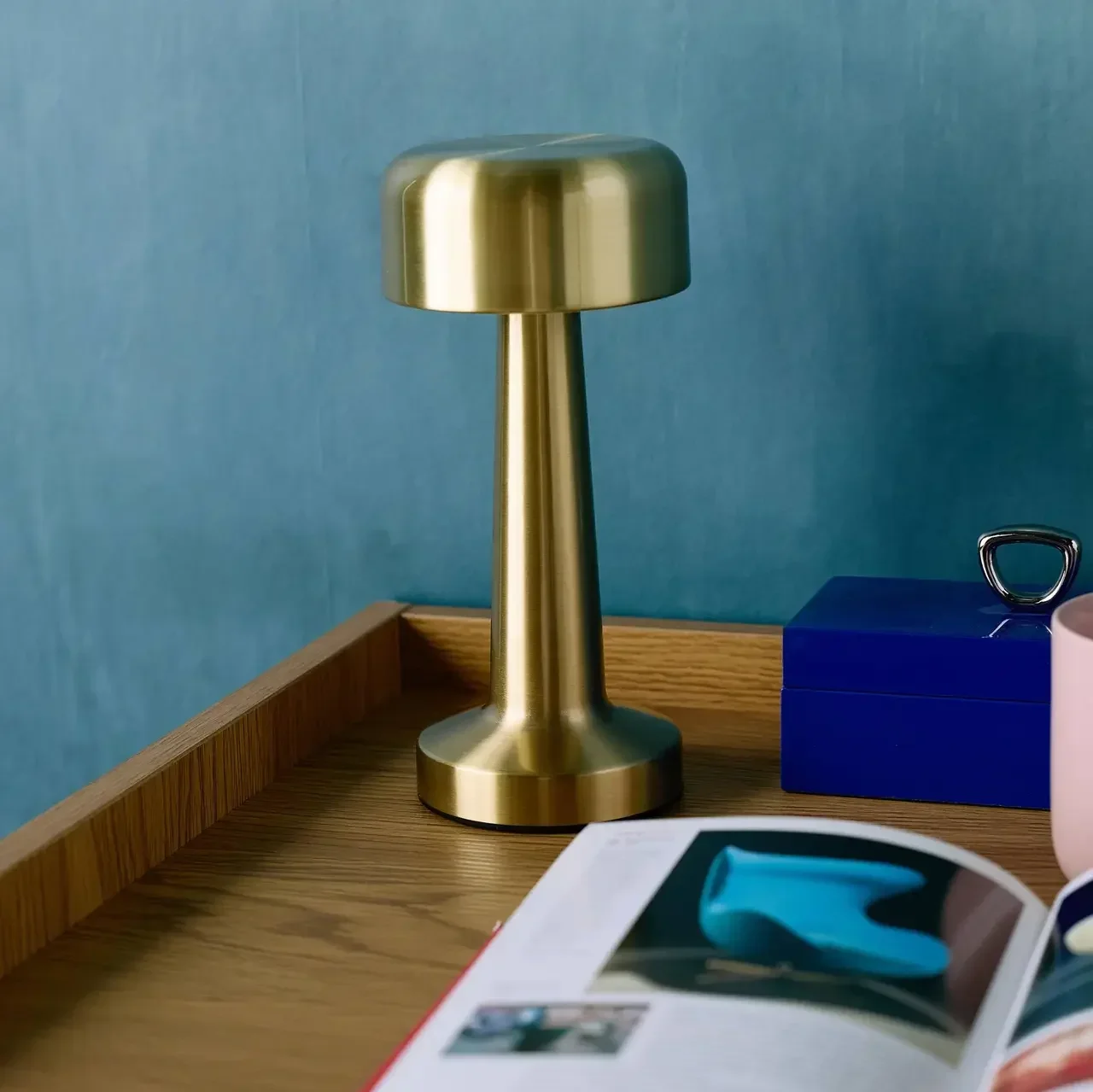 Lampe LED dorée cylindrique Ø9 cm avec port USB pour salon