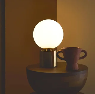 Lampe de table Nino dorée verre blanc 25 cm design contemporain