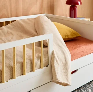 Lit junior 90x190 cm pin massif naturel sommier à lattes intégré barrière sécurité