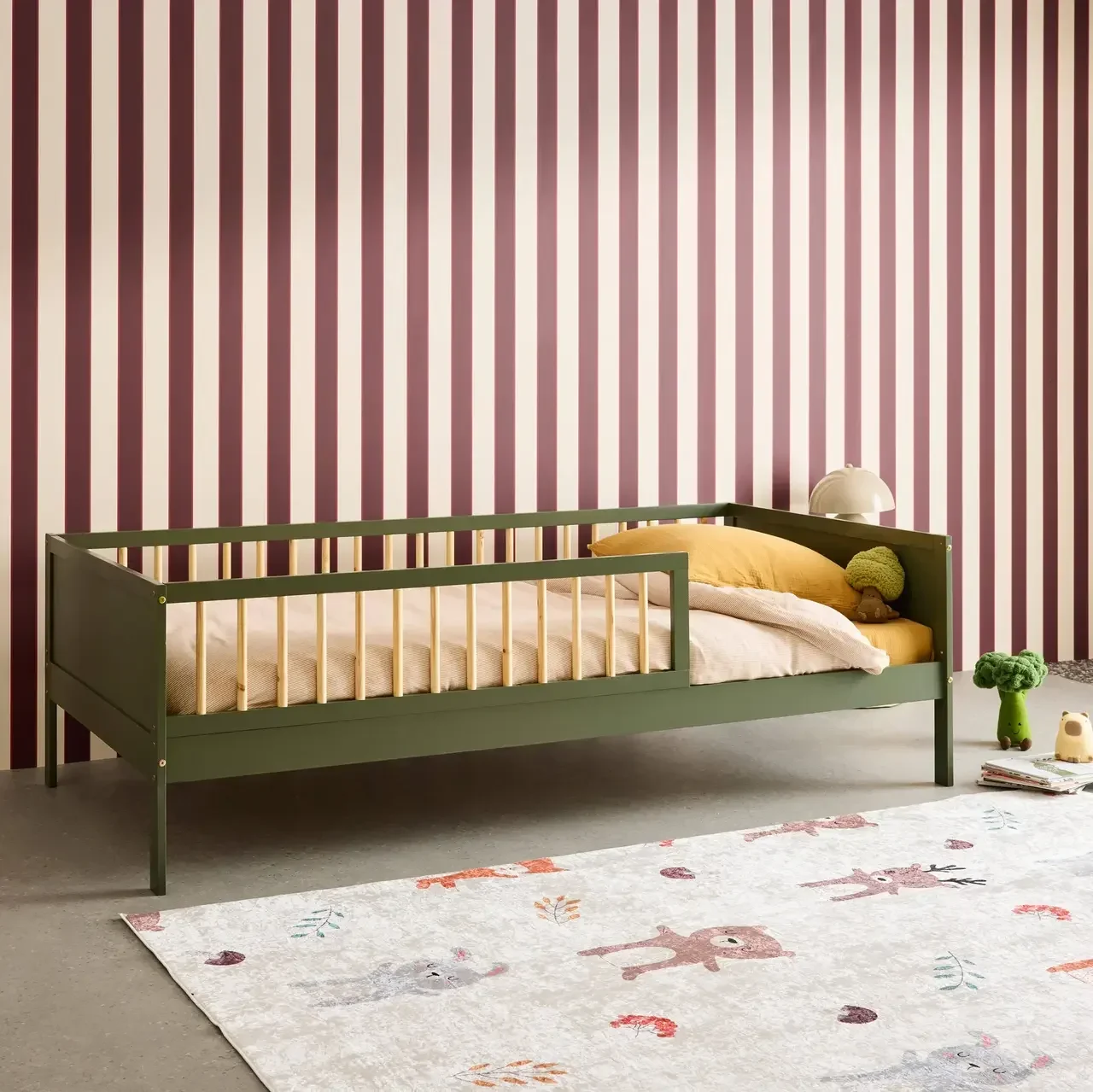 Lit junior 90x190 pin massif naturel sommier lattes barrière sécurité enfant