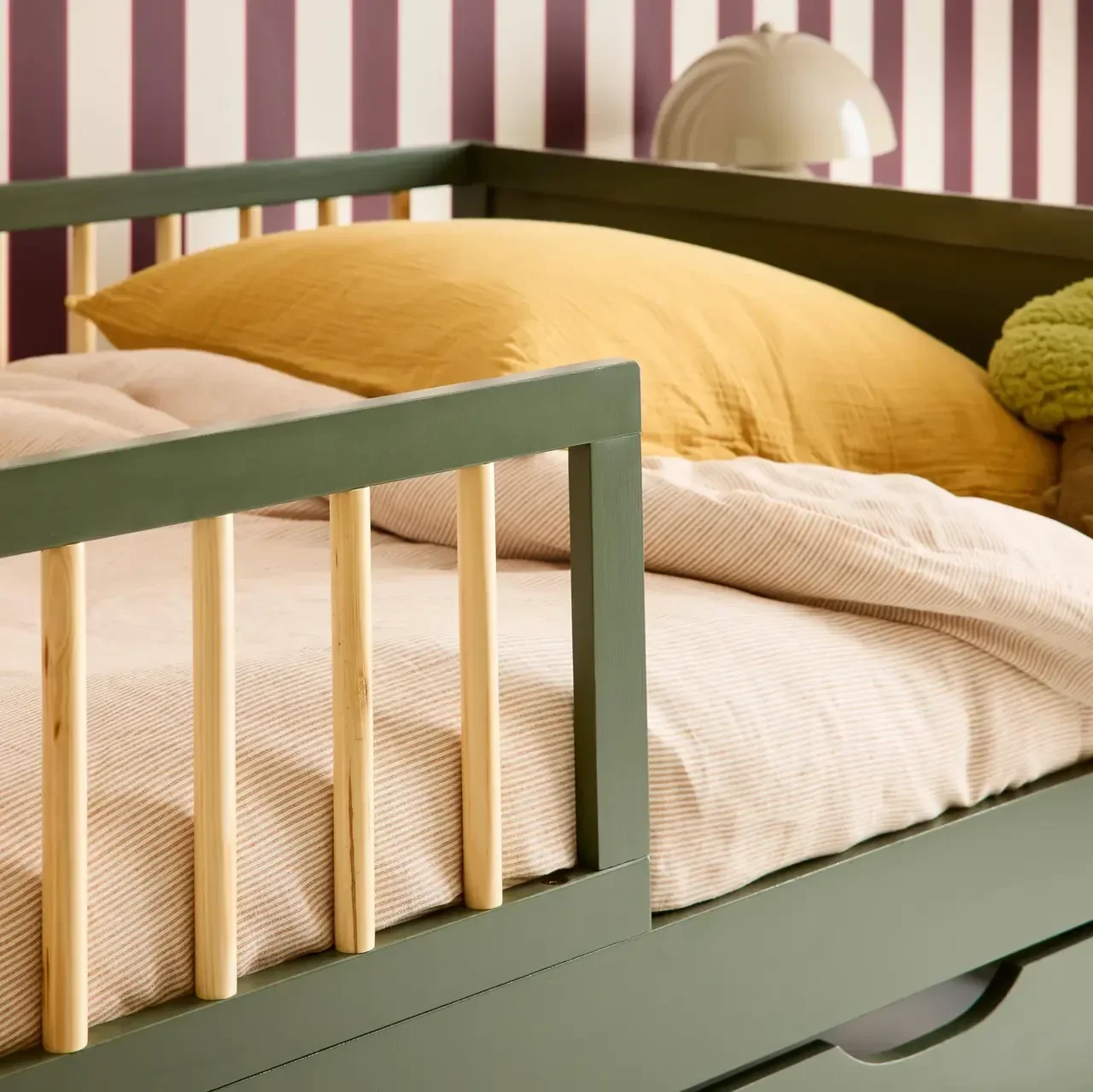Lit junior 90x190 pin massif naturel sommier lattes barrière sécurité enfant