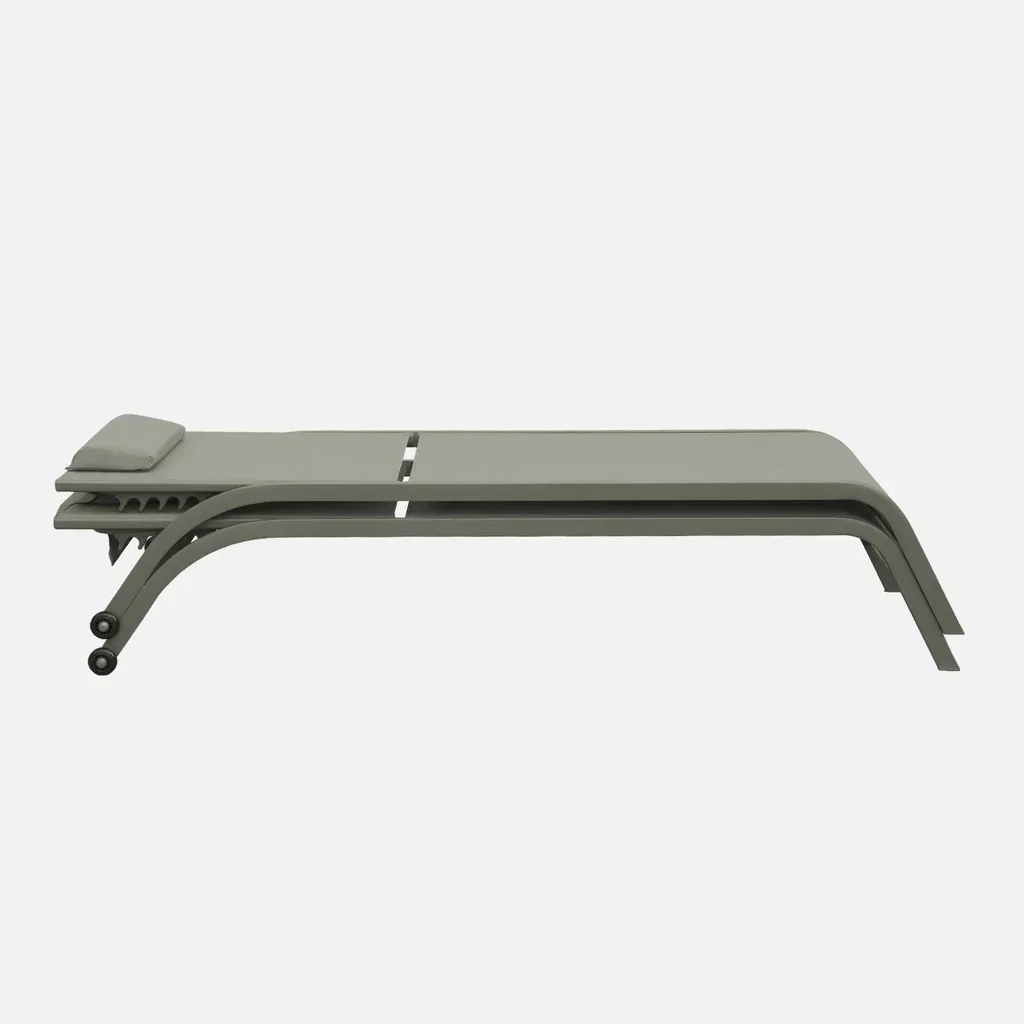 2 transats métalliques inclinables avec matelas et roues de déplacement