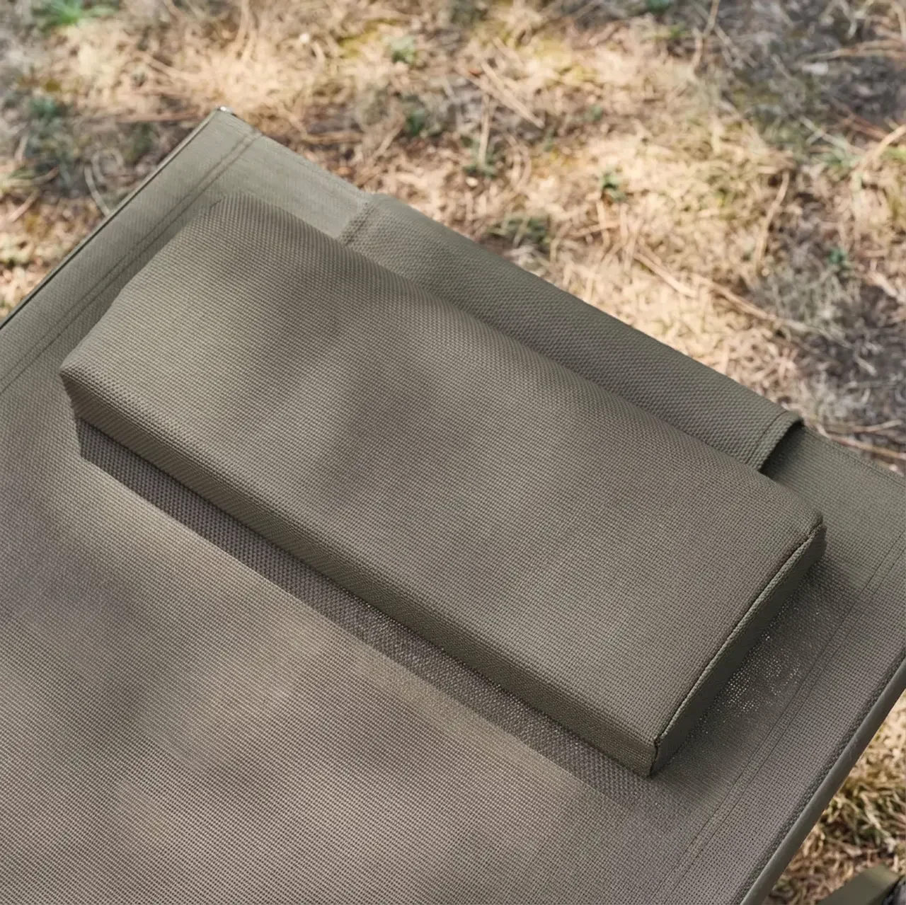 2 transats métalliques inclinables avec matelas et roues de déplacement