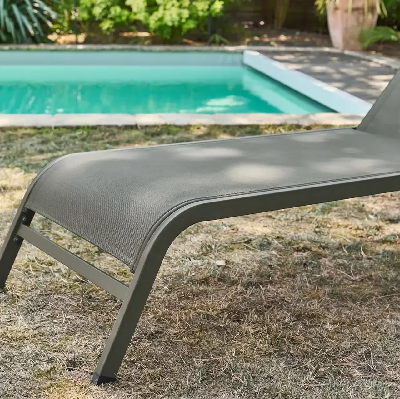 2 transats métalliques inclinables avec matelas et roues de déplacement