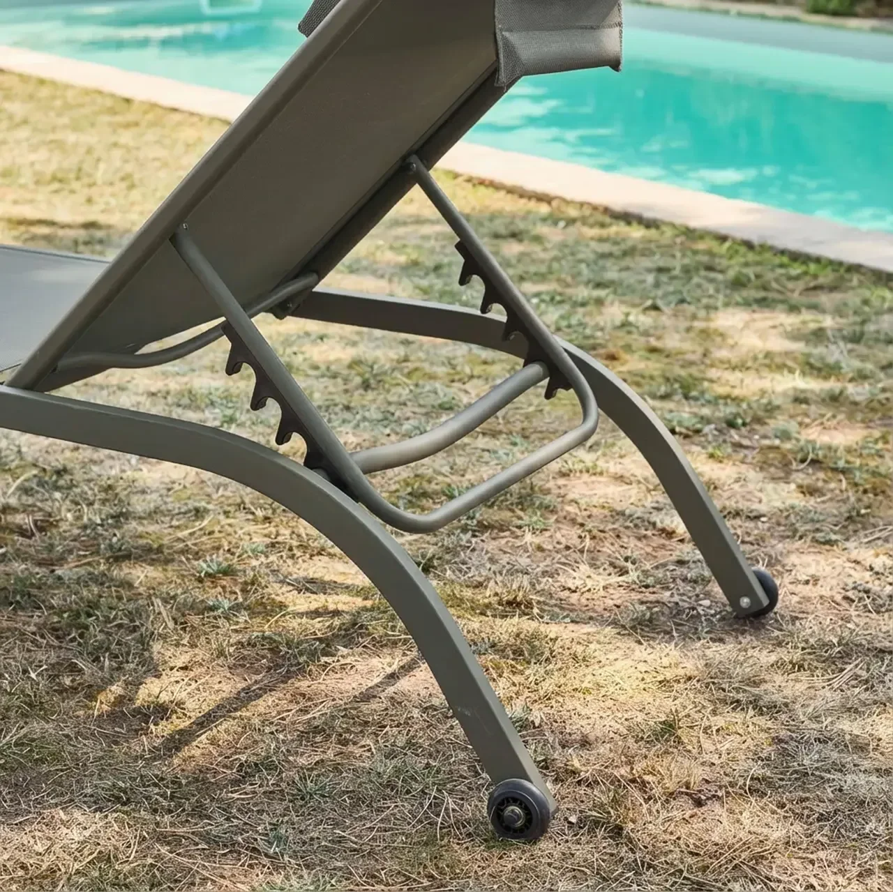 2 transats métalliques inclinables avec matelas et roues de déplacement