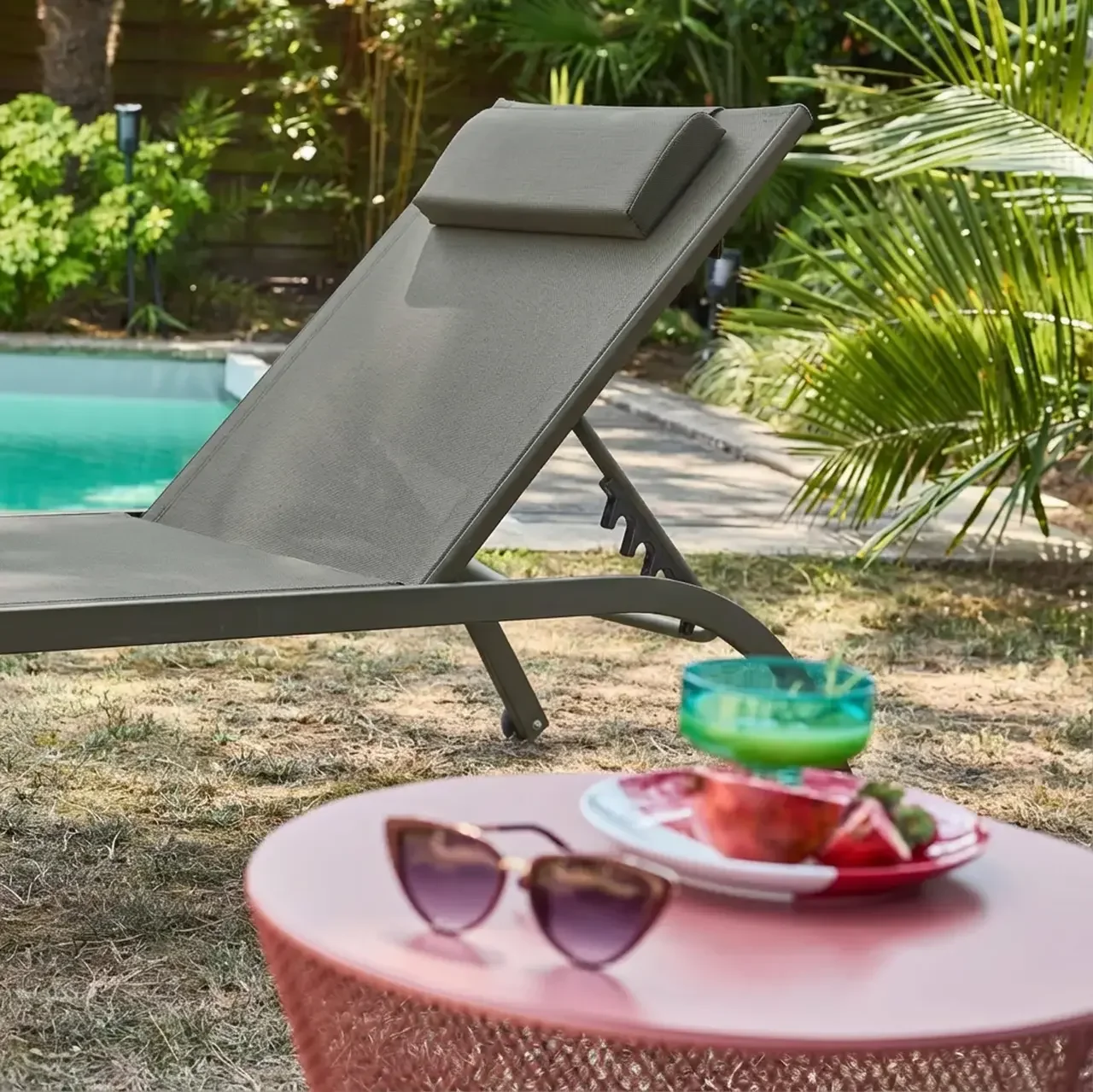 2 transats métalliques inclinables avec matelas et roues de déplacement