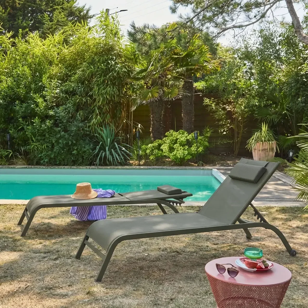 2 transats métalliques inclinables avec matelas et roues de déplacement