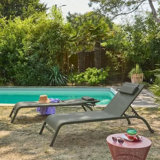 2 transats métalliques inclinables avec matelas et roues de déplacement
