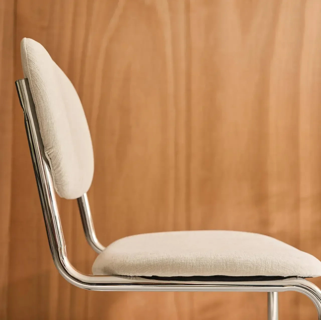 Chaises design cantilever métal chenille beige pieds chromés lot de 2