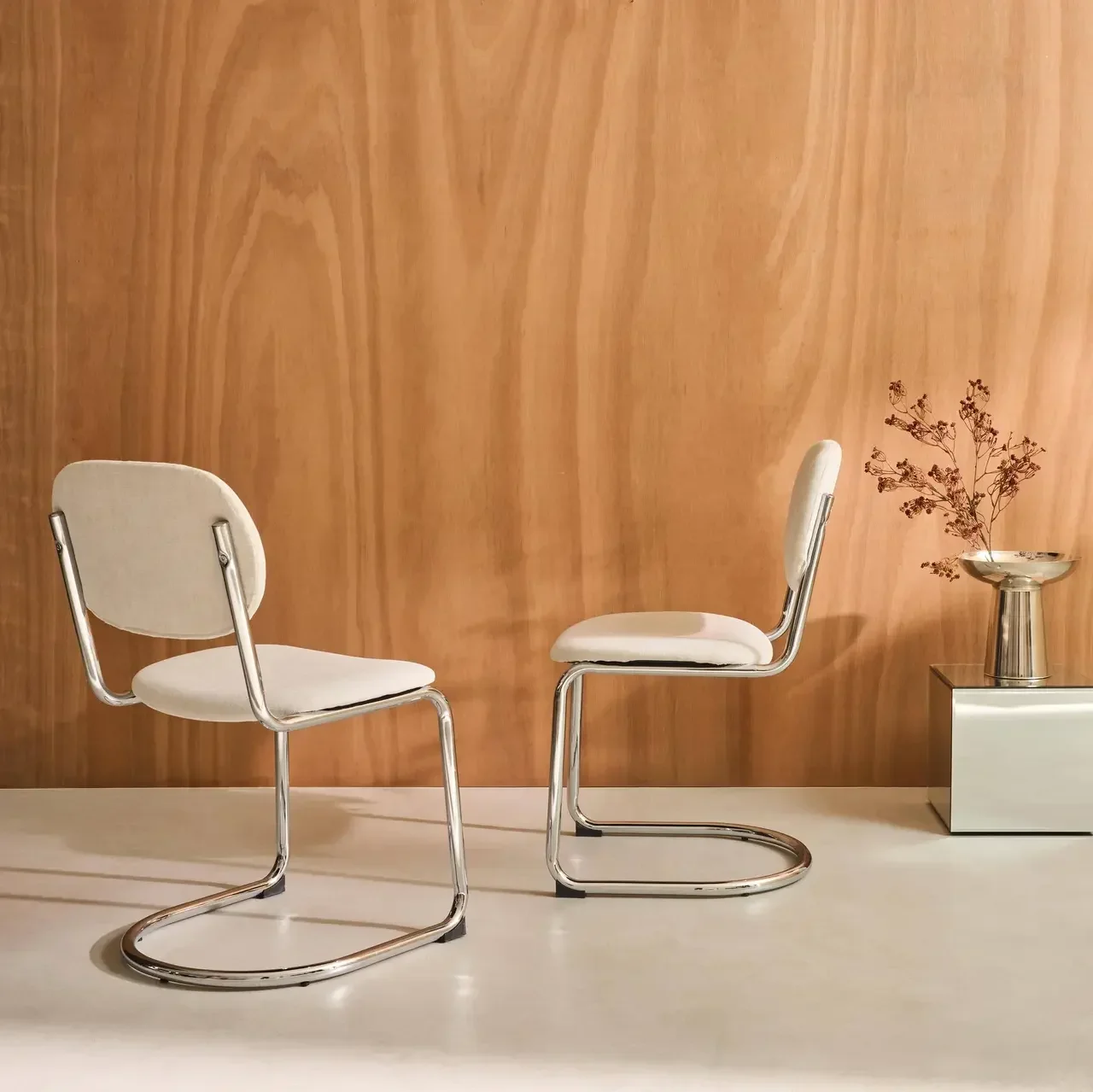 Chaises design cantilever métal chenille beige pieds chromés lot de 2
