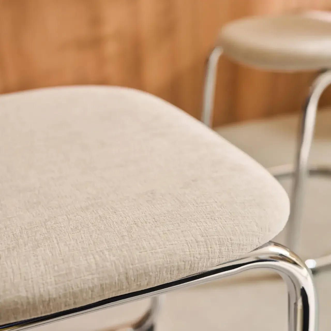Chaises design cantilever métal chenille beige pieds chromés lot de 2