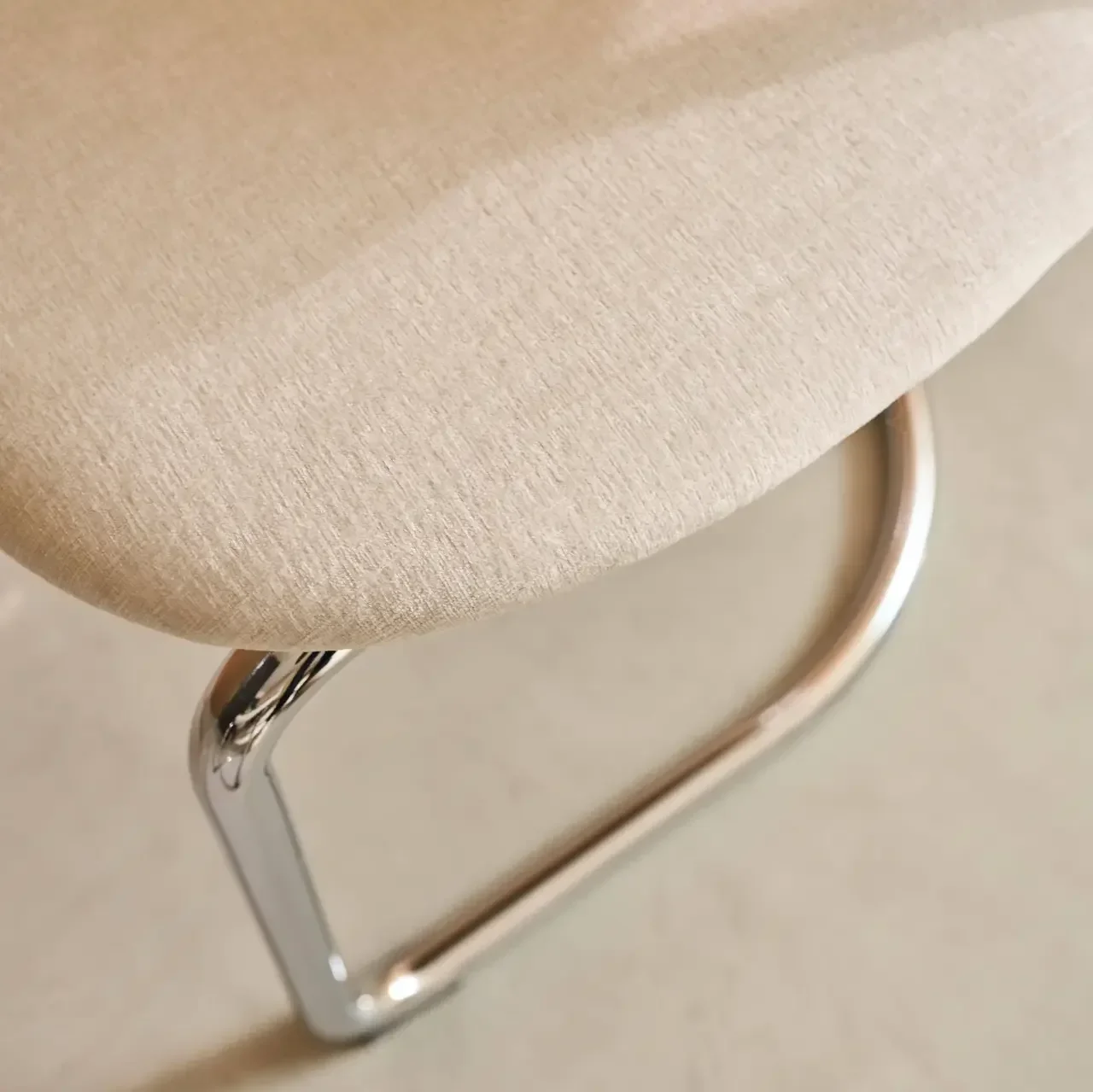 Chaises design cantilever métal chenille beige pieds chromés lot de 2