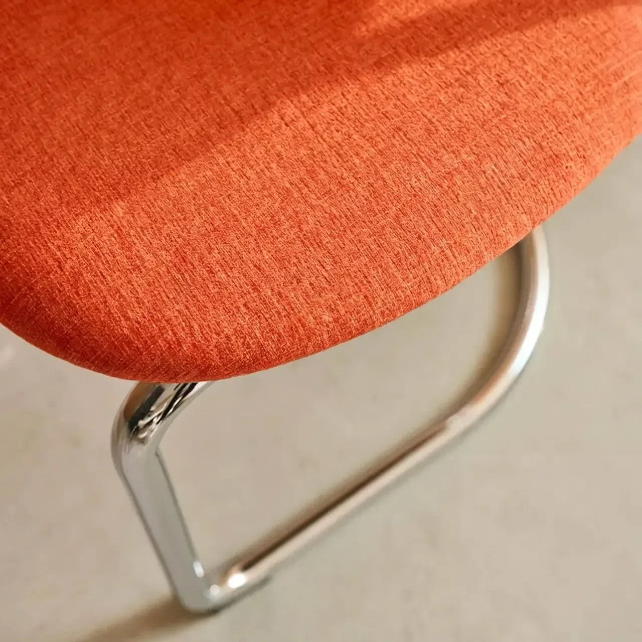 Chaises design cantilever métal chromé chenille beige Maloa